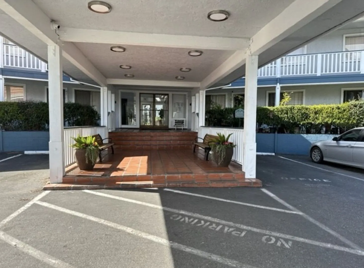 Del Coronado Apartments — Photo 4