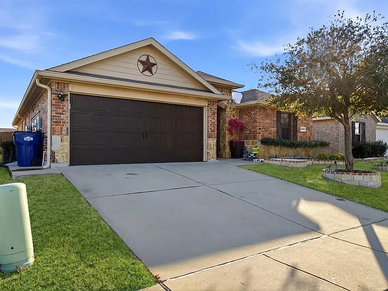 1036 Decker Dr — Photo 3