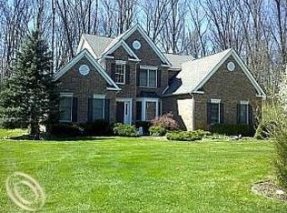 517 Timber Ridge Dr, Highland, MI 48357