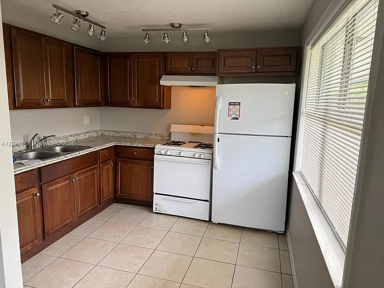 588 Holly Dr #B — Photo 2