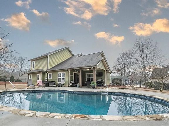 3rd image of 824 Vicki Cir