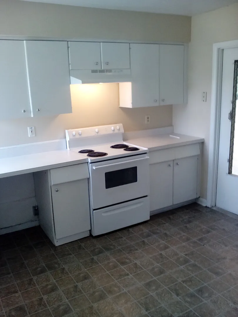 3 Bed 2 Bath Home | Pet Friendly | Washer Dryer Hook Ups | Section 8 Welcome — Photo 2