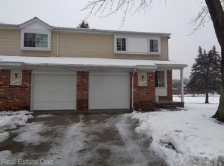318 Hampton Ct, South Lyon, MI 48178