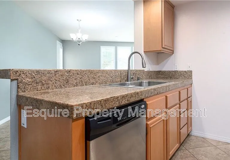 243 Riverdale Ct #404 — Photo 6