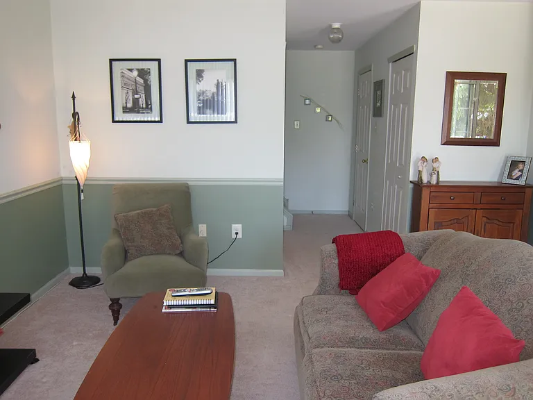 722 Gilbert Pl — Photo 4