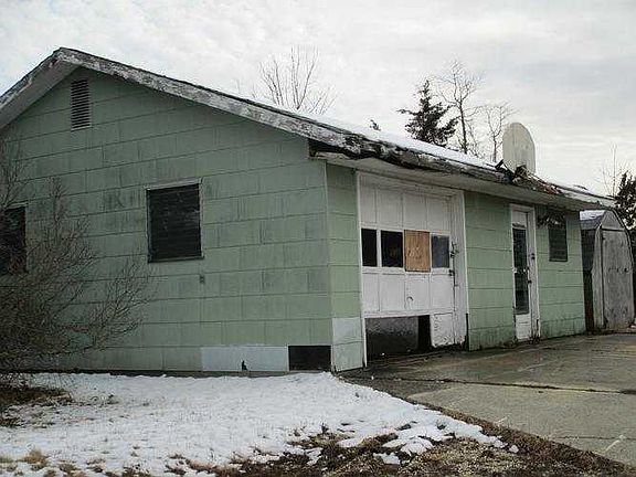 P150HDD 303 W Calabreeze Way garage