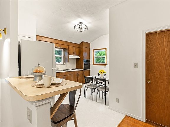 5th image of 60 Holbrook Ave
