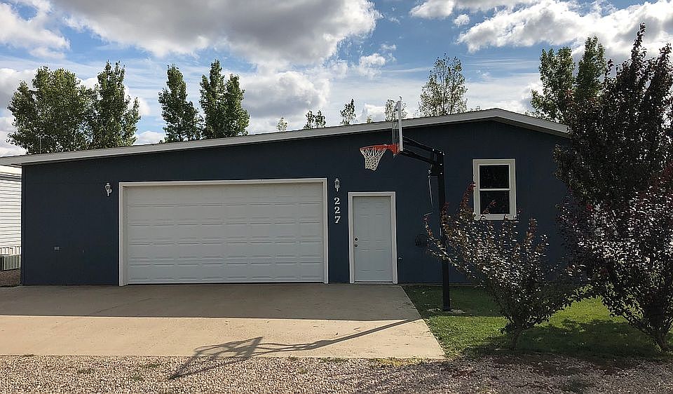 2 1/2 stall attached garage 