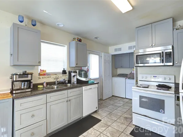 419 N Academy St, Mooresville, NC 28115