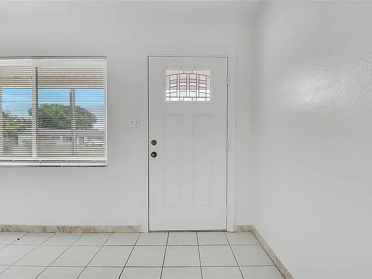 1040 San Luis Dr — Photo 5
