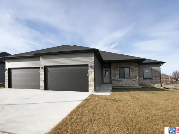 465 Half Moon Dr, Lincoln, NE 68527
