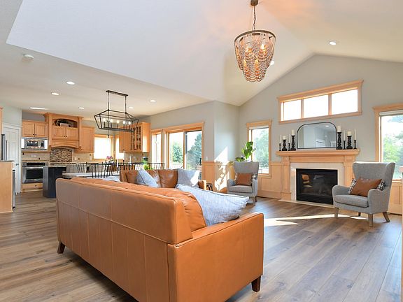 3rd image of 3563 Iris Ave N