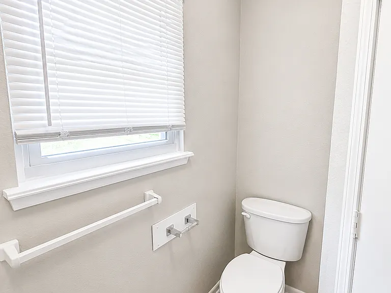 403 NE Westwind Dr #B — Photo 9