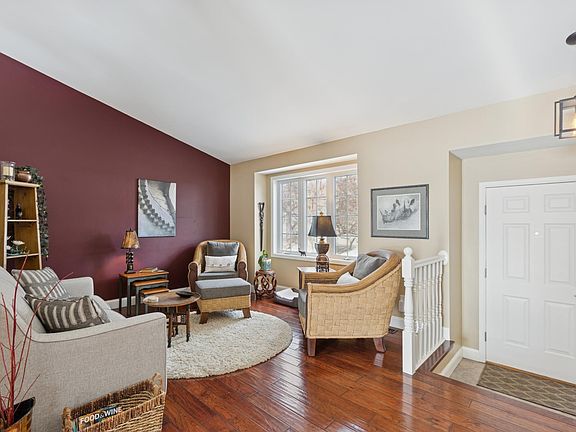 3rd image of 932 Deer Field Rd