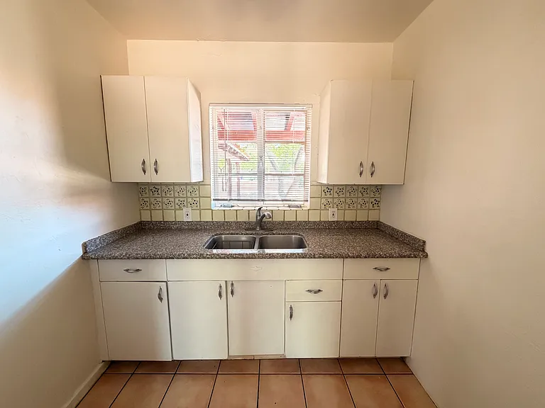 1321 E 9th St — Photo 14