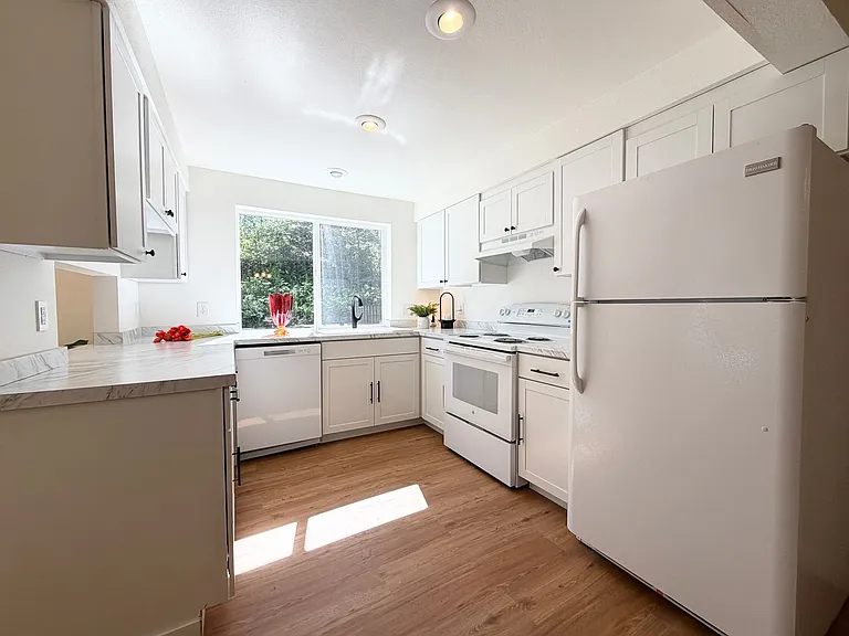 5117 9th Ave NE — Photo 5