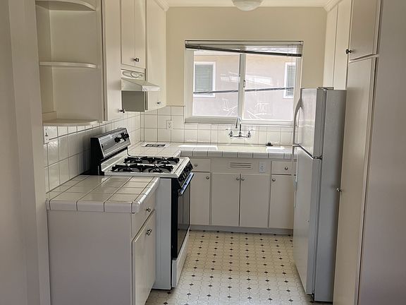 3rd image of 831 Roble Ave APT 4
