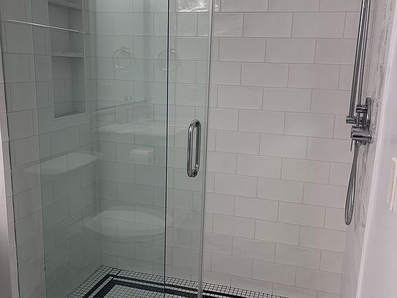 5th image of 1323 Queens Rd Unit 202