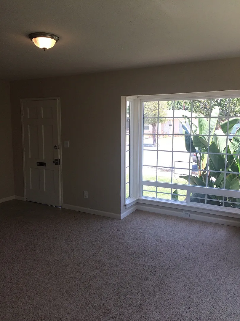 Beautiful Two Bedroom 1.5 Bath Located In San Diego — Photo 3