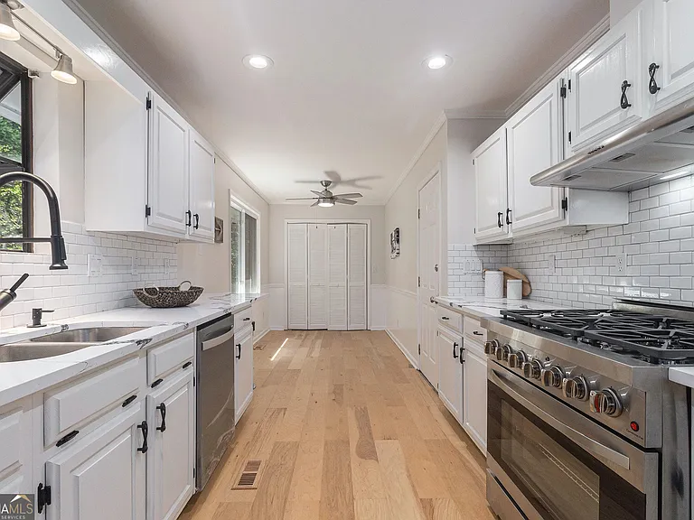 1402 McLendon Dr — Photo 7