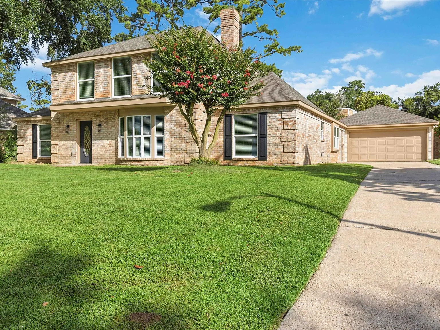 4 bed, 2.5 bath, 2639 sqft, $2,500 — Photo 2