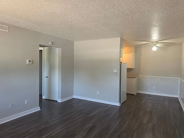Discover Ridgewood Village Apartments in Moore, OK — Photo 6