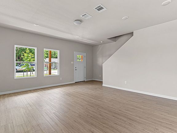 4th image of 320 W Gambrell St
