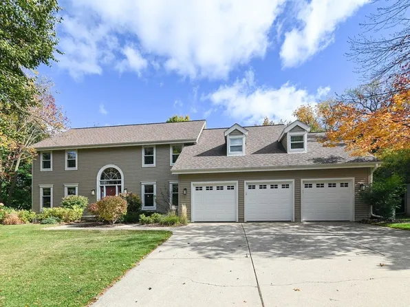 22 Pebble Beach Cir, Madison, WI 53717