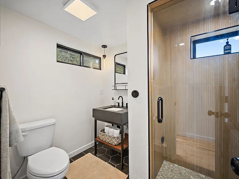 107 Lake Dr E — Photo 22