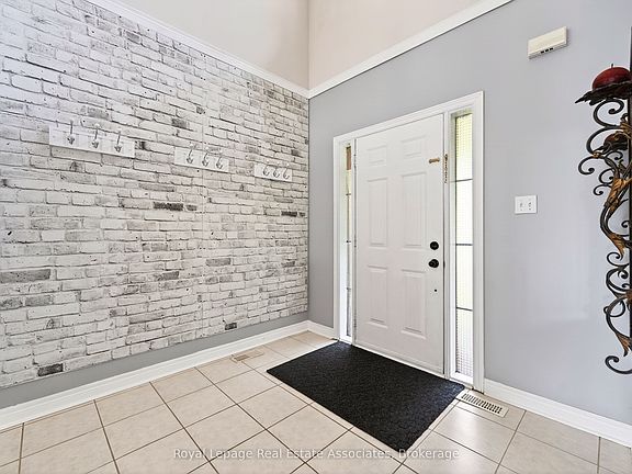 3rd image of 34 Bloom Cres