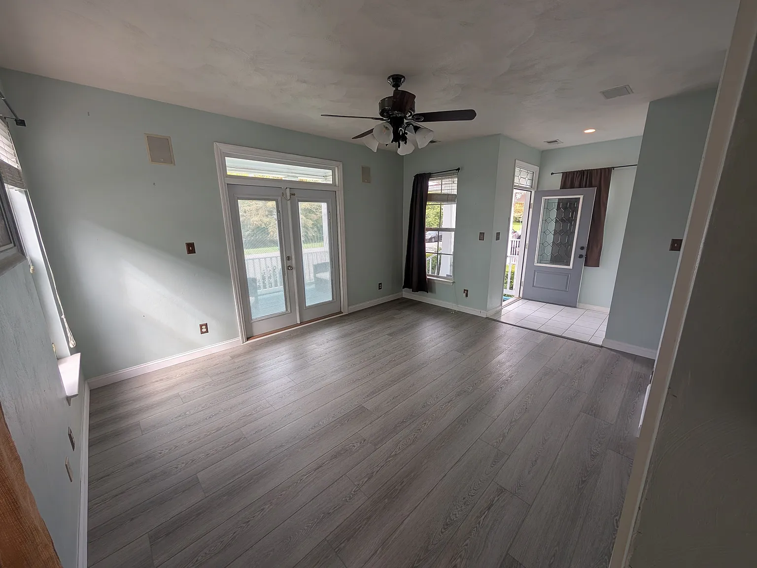 3 Bedroom Lakefront Home with 2 Porches and Garage — Photo 4