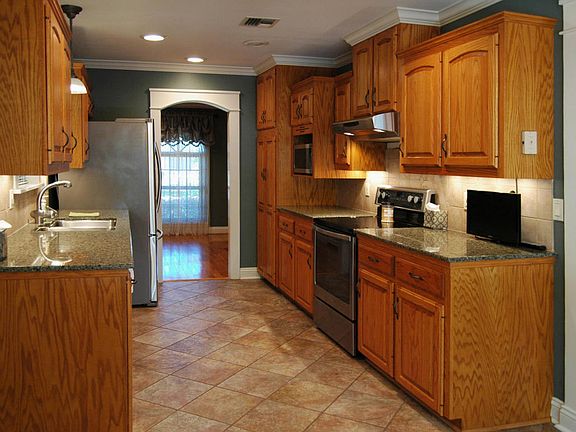 3rd image of 210 Woodbury Dr