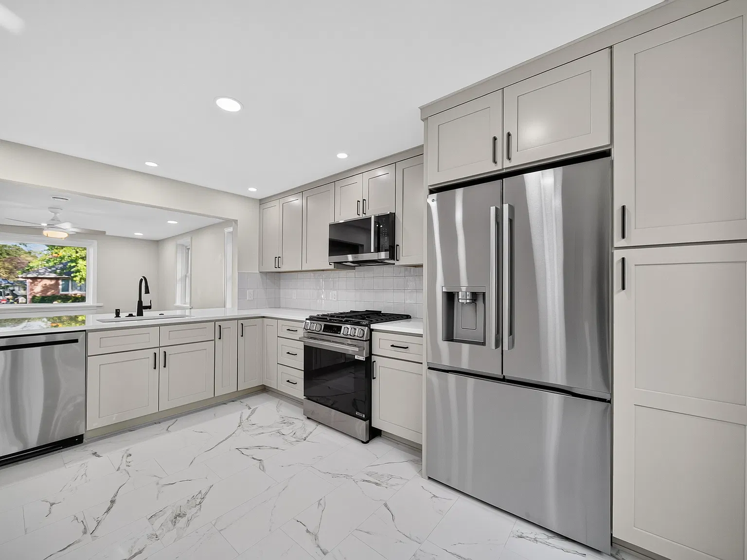 5 bed, 2312 sqft, $3,382 — Photo 2