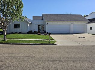 1637 Canyon Dr, Bismarck, ND 58503