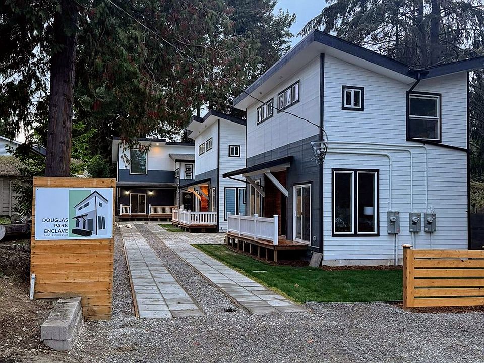 Douglas Park Enclave - a 3 unit cottege complex with unit B in the middle