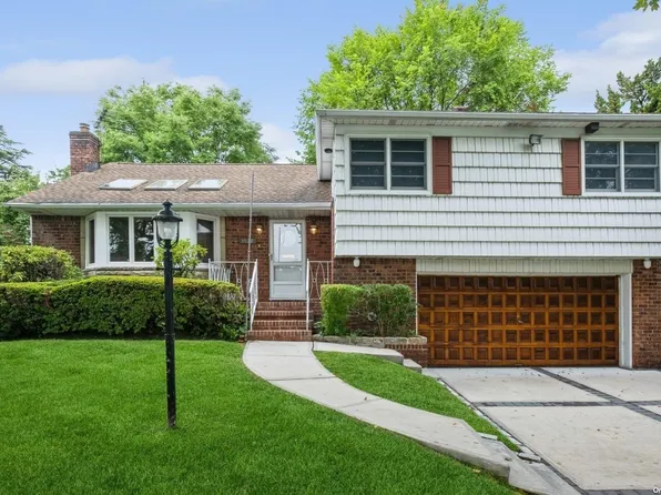 1528 Eric Lane, East Meadow, NY 11554