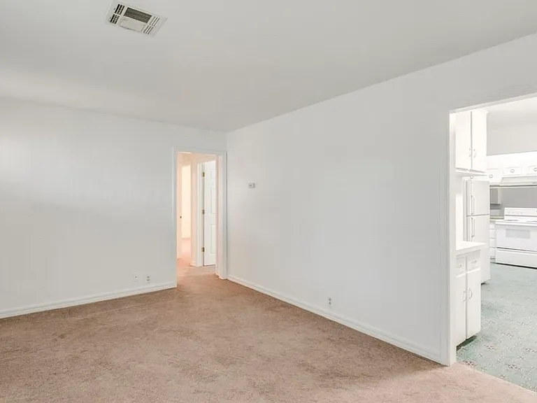 400 Draper Dr — Photo 8