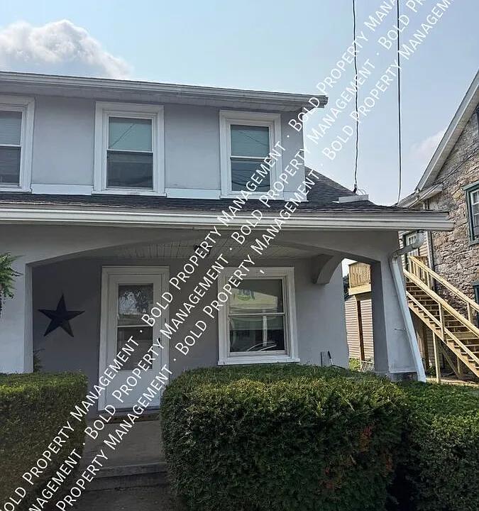 32 E Main St