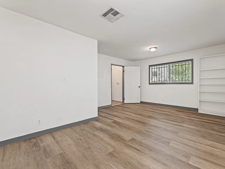 1540 S Fairfax Ave #7 — Photo 6