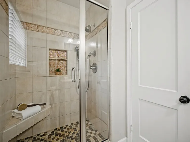724 Yorkshire Dr — Photo 6