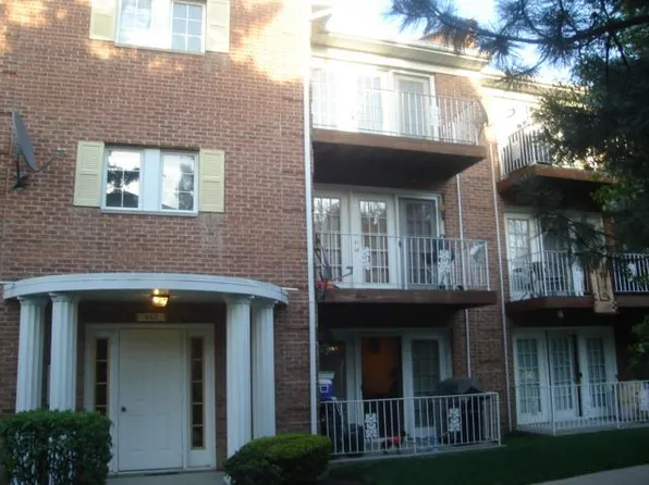 607 Quincy Bridge Ln APT 302, Glenview, IL 60025