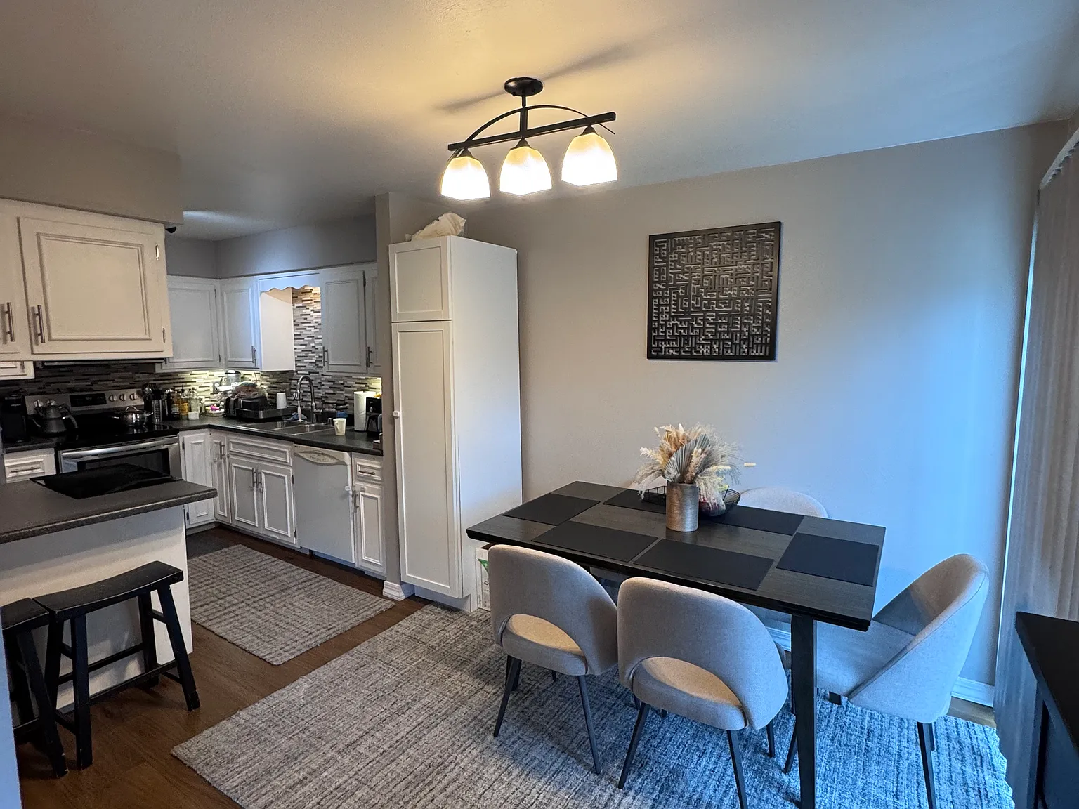 3 bed, 1350 sqft, $1,975 — Photo 2