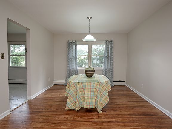 4th image of 10 Ashwood Dr
