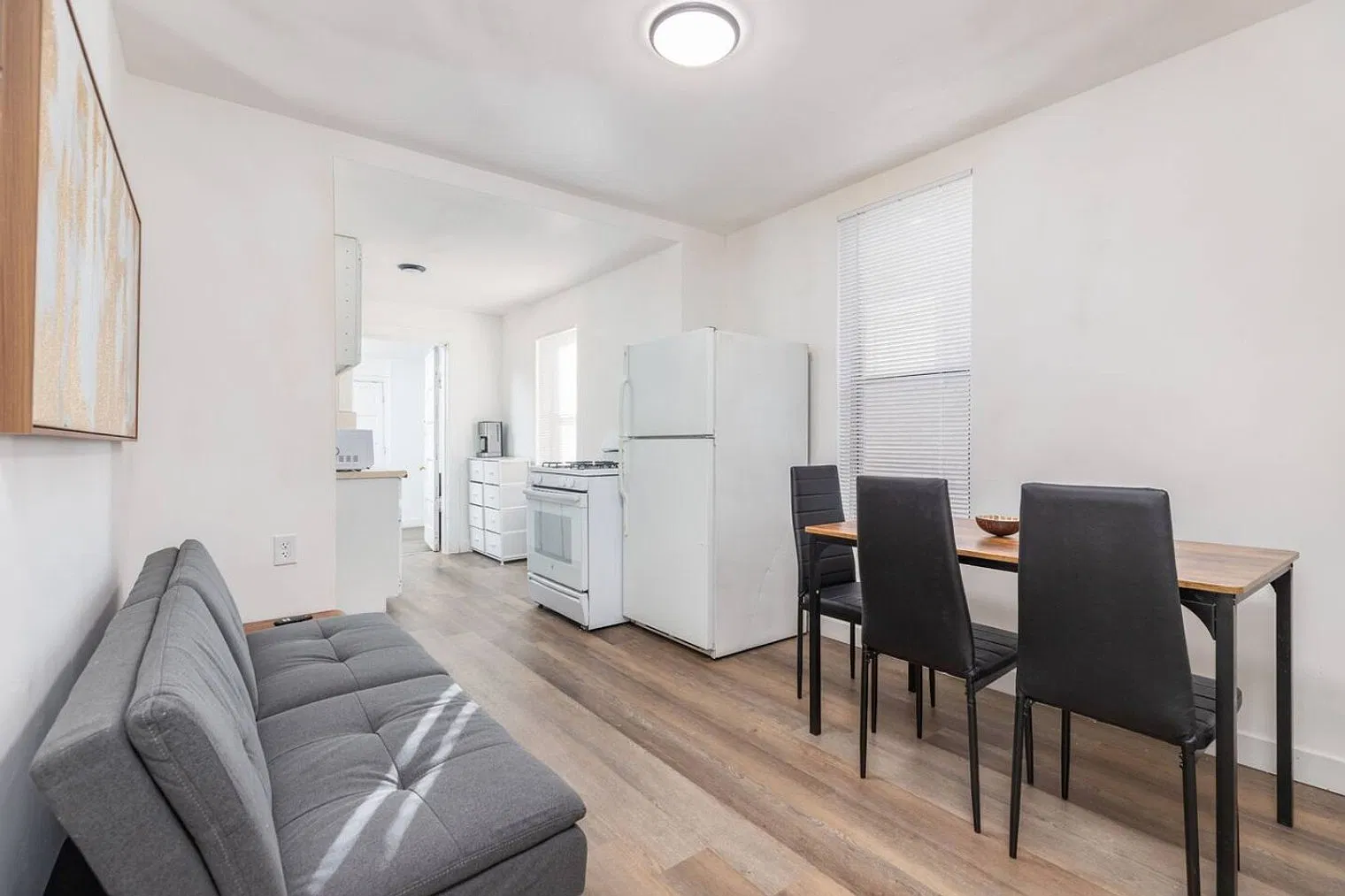 3 bed, 1.0 bath, 1076 sqft, $2,524 — Photo 2