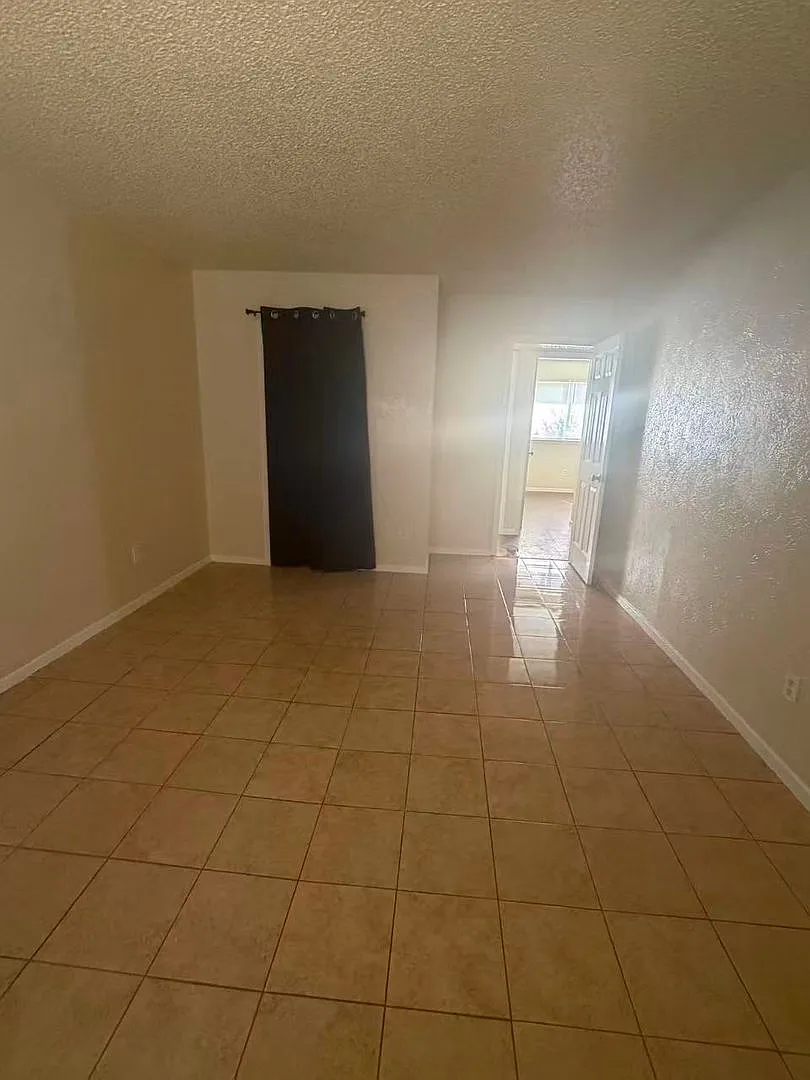 Beautiful 4 Bedroom 2 Bathroom in Garland! — Photo 4