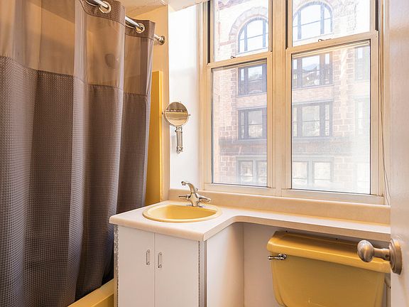 4th image of 23 Waverly Pl APT 4P