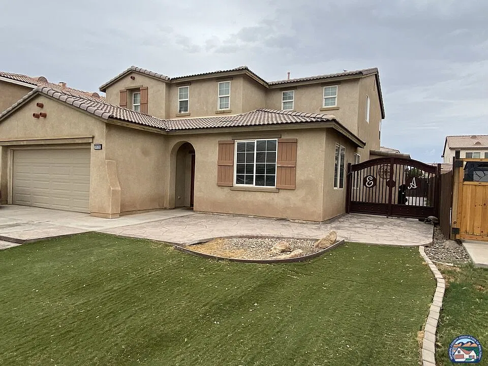1123 Desertview Ave