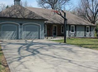 8231 Reeds Ln, Prairie Village, KS 66208