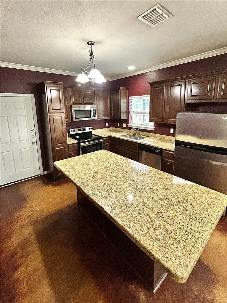 4 bed, 1736 sqft, $1,950 — Photo 2