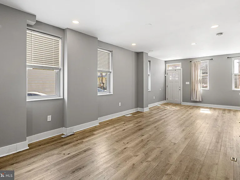 4626 E Thompson St — Photo 2